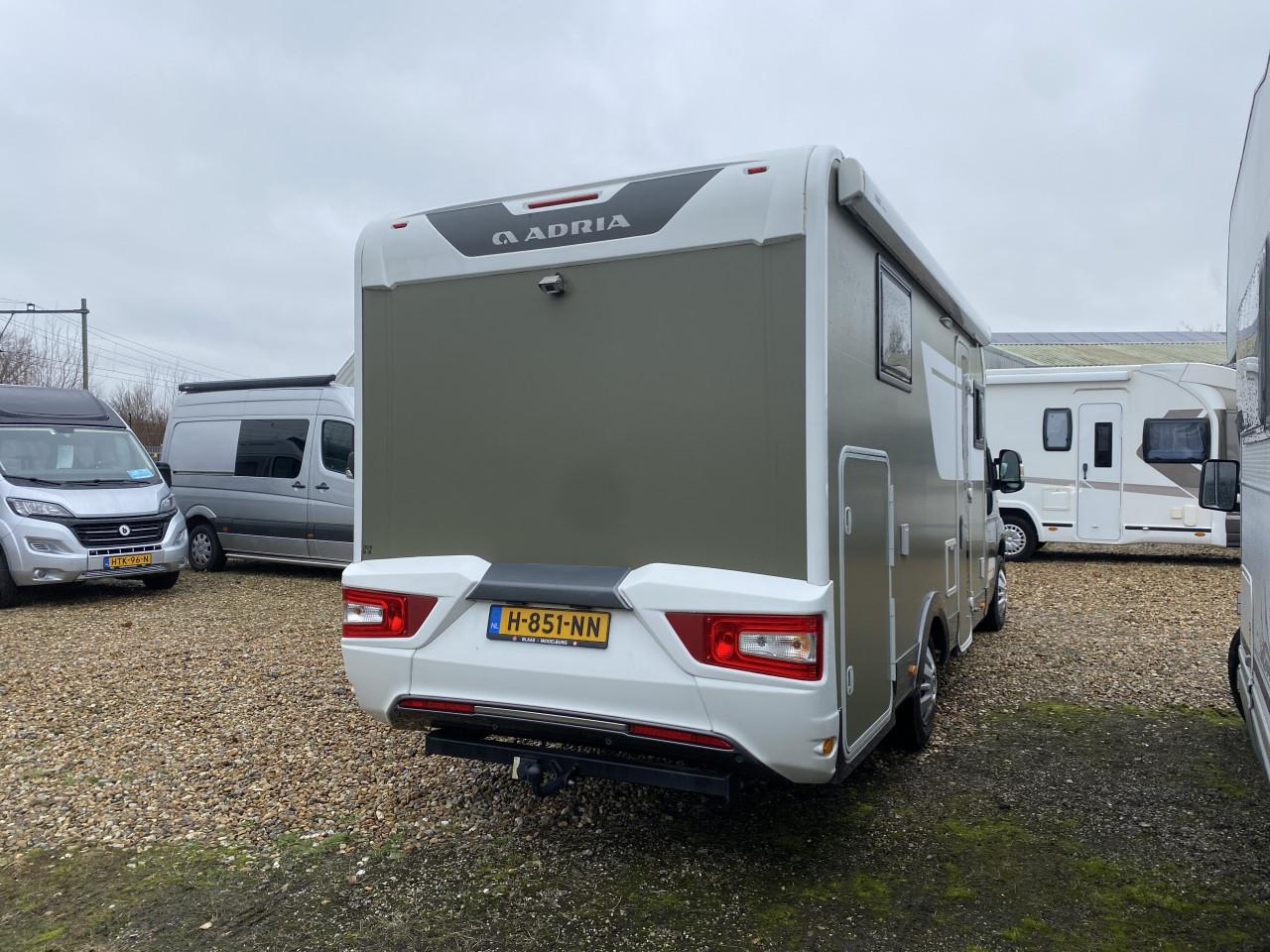 Adria | Compact DL - Half-integraal camper in nieuwstaat!