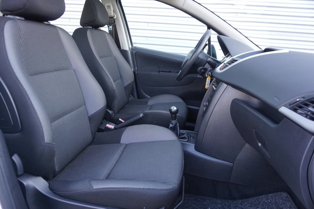 Peugeot 207 1.4 vti sublime airco / elektr. ramen / panoramadak
