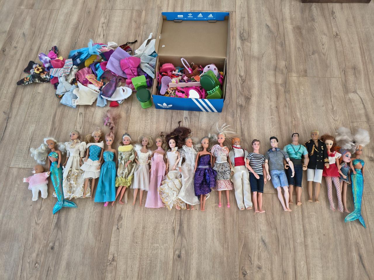 18 Barbies,  extra kleding en accessoires