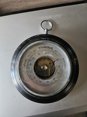 Groot antiek rond barometer van hout en geslepen glas