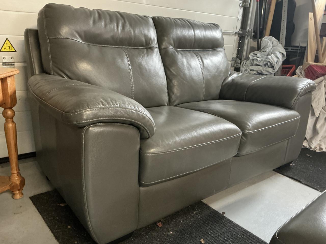 Vrijwel ongebruikte leren 2 zitbank met hocker