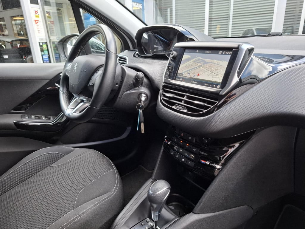 Peugeot 208 1.2 tech edition 110 eat6 automaat nav/clim/cam/lm