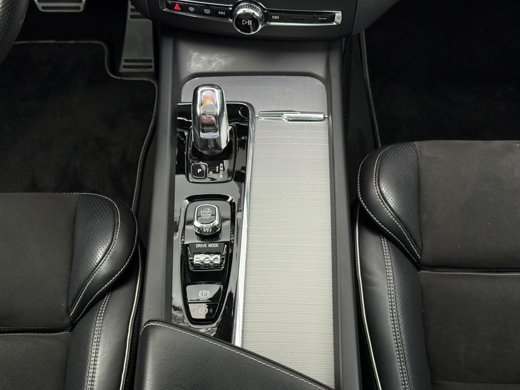 Volvo XC60 t8 390pk recharge r-design| panodak| luchtvering| trekhaak| came