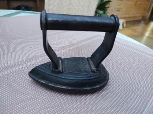 Fraai oud strijkijzertje. Ronde onderkant.  Geschikt voor Klederdracht