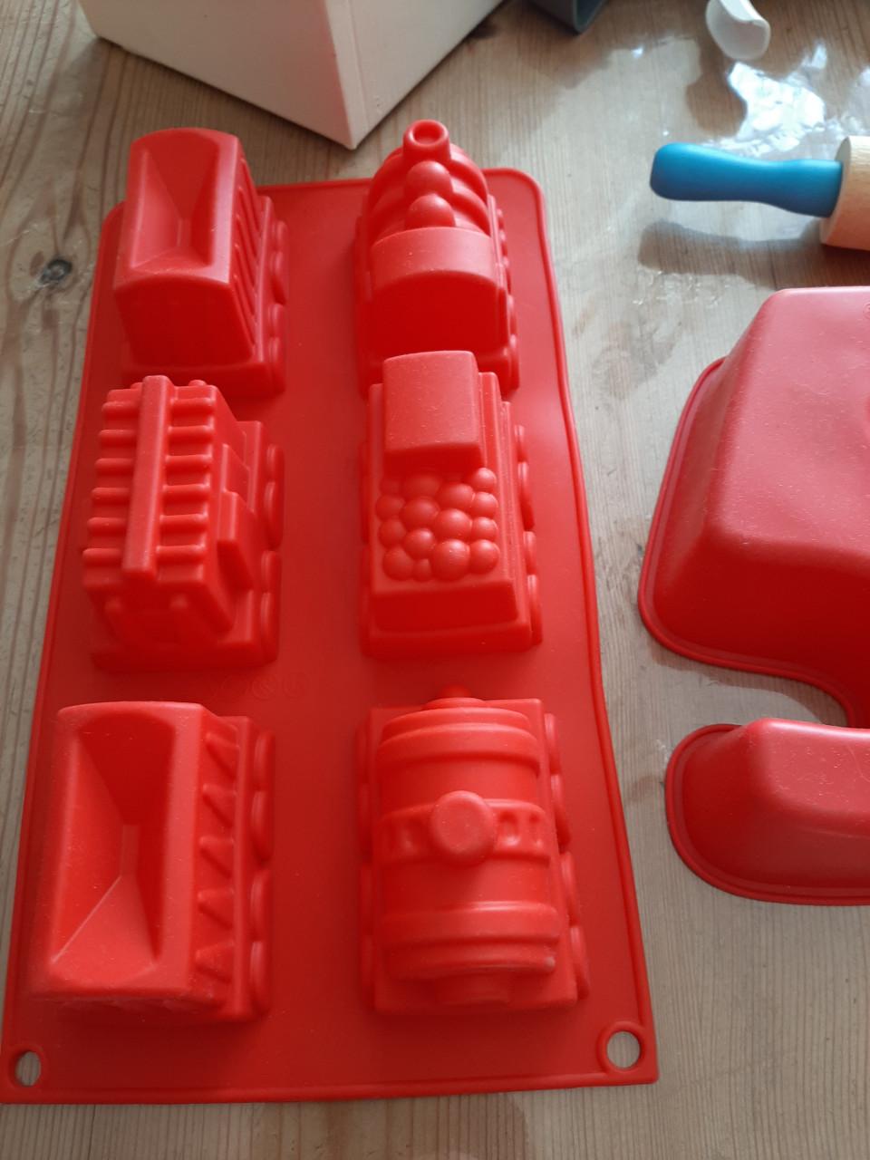 VEEL BAKSPULLETJES VOOR KINDERFEEST   ( TAARTEN BAKKEN )