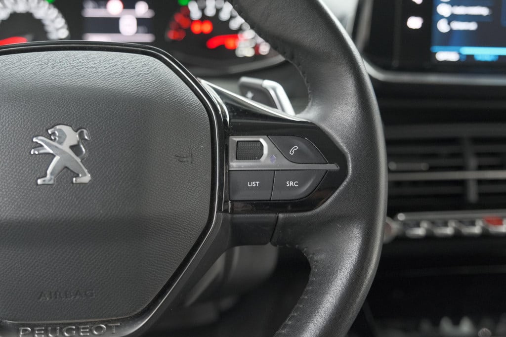 Peugeot 2008 puretech 130 eat8 allure | parkeersensoren | navigatie | apple