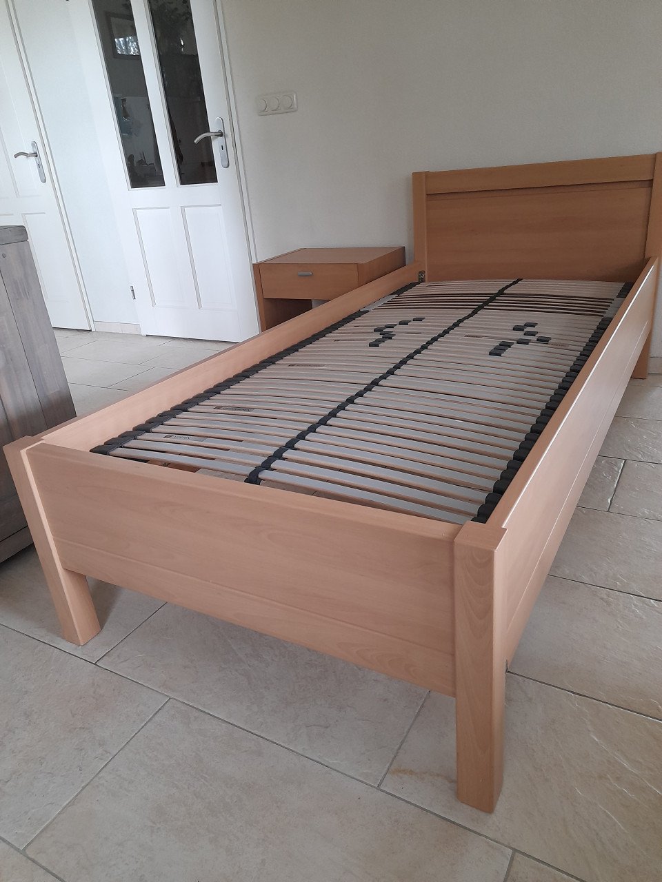 Degelijk 1 Persoons bed met nachtastje (ingoede nette staat)