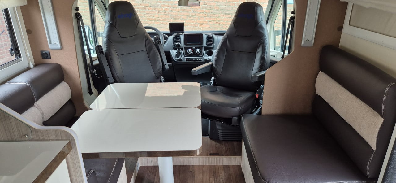Luxe, jonge 4-persooncampers te huur met automatische versnelling!