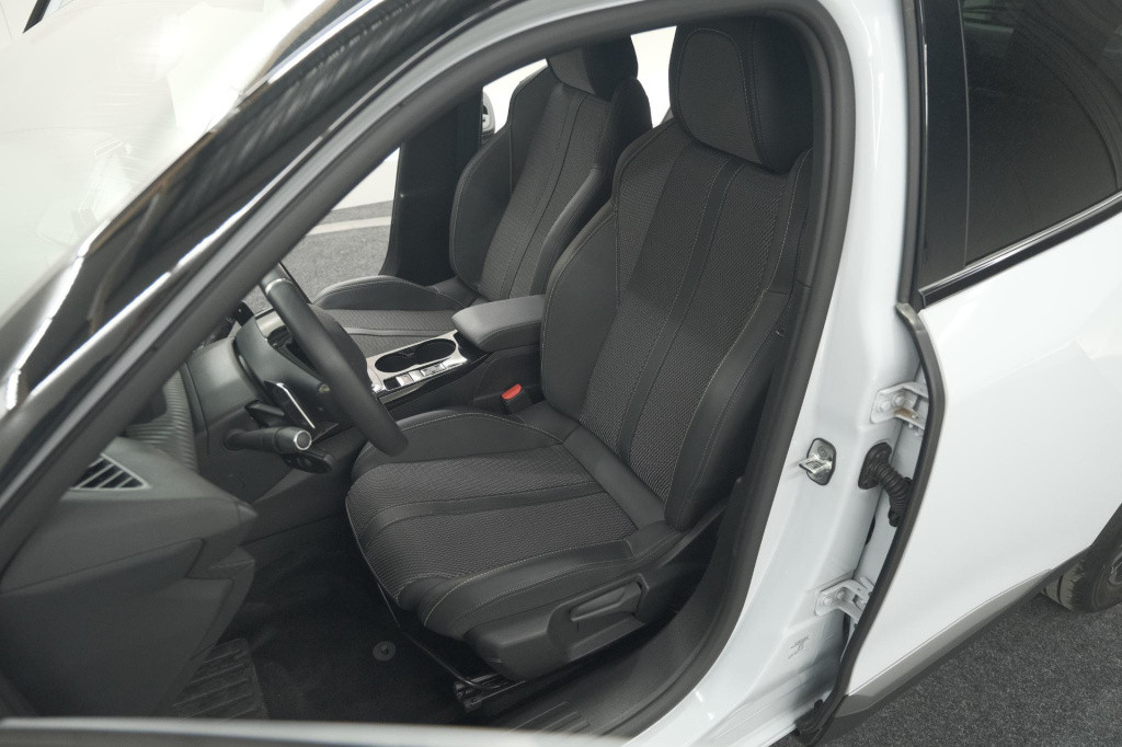 Peugeot 2008 puretech 130 eat8 gt | camera | apple carplay | parkeersensore