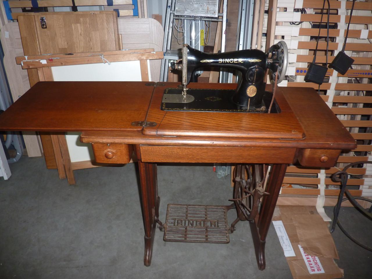 Naaimachine en meubel