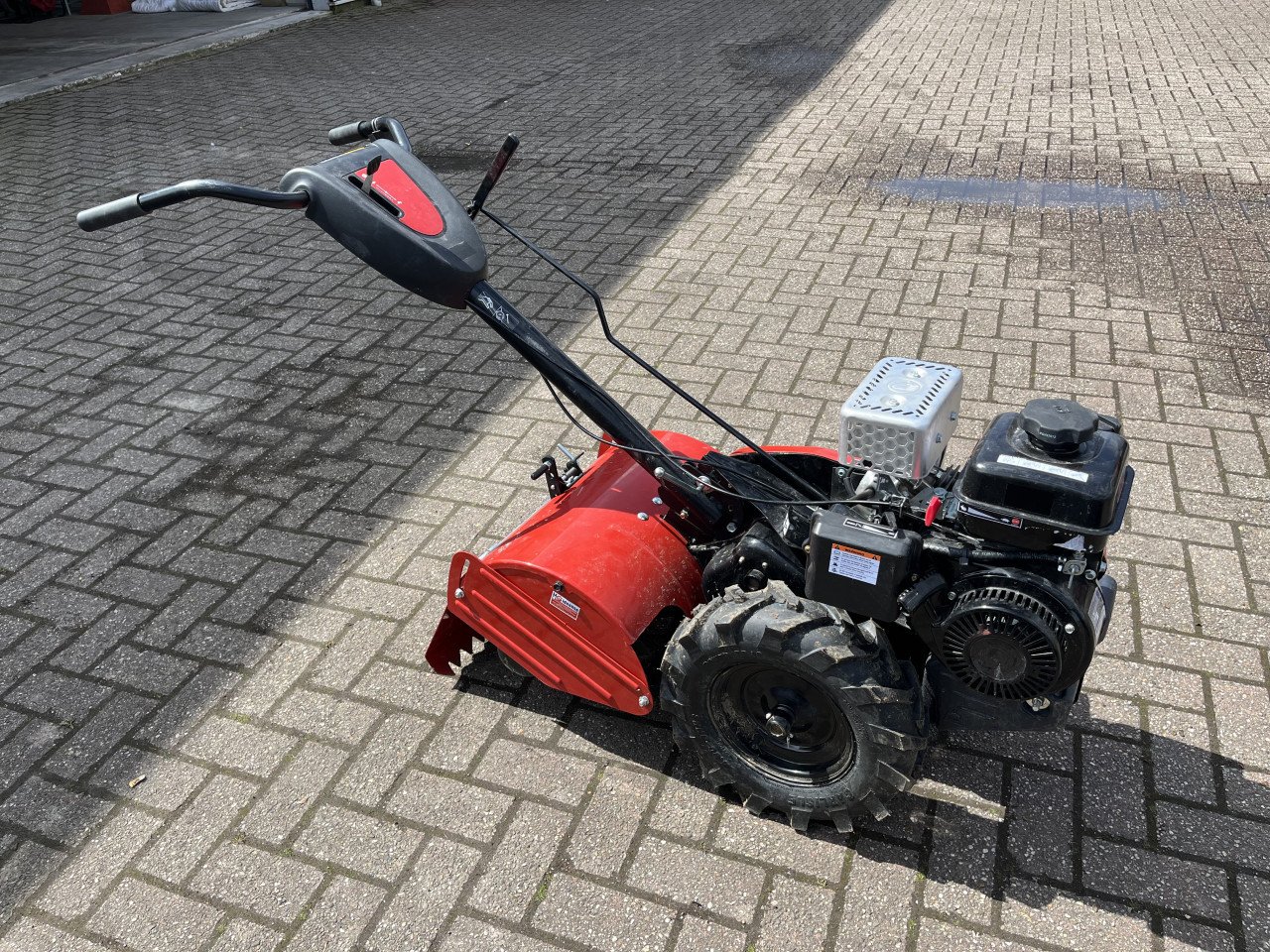 Bakfrees, onkruidborstelmachine, stobbenfrees, diverse park en tuinmachines