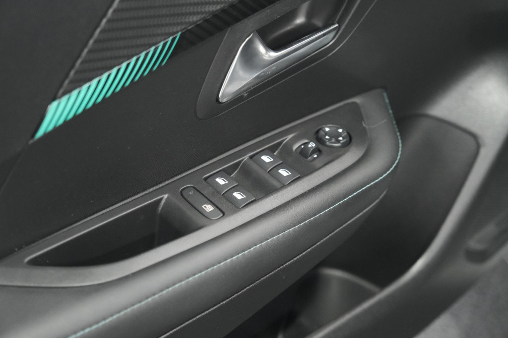 Peugeot 208 puretech 100 eat8 allure pack | camera | apple carplay | parkee