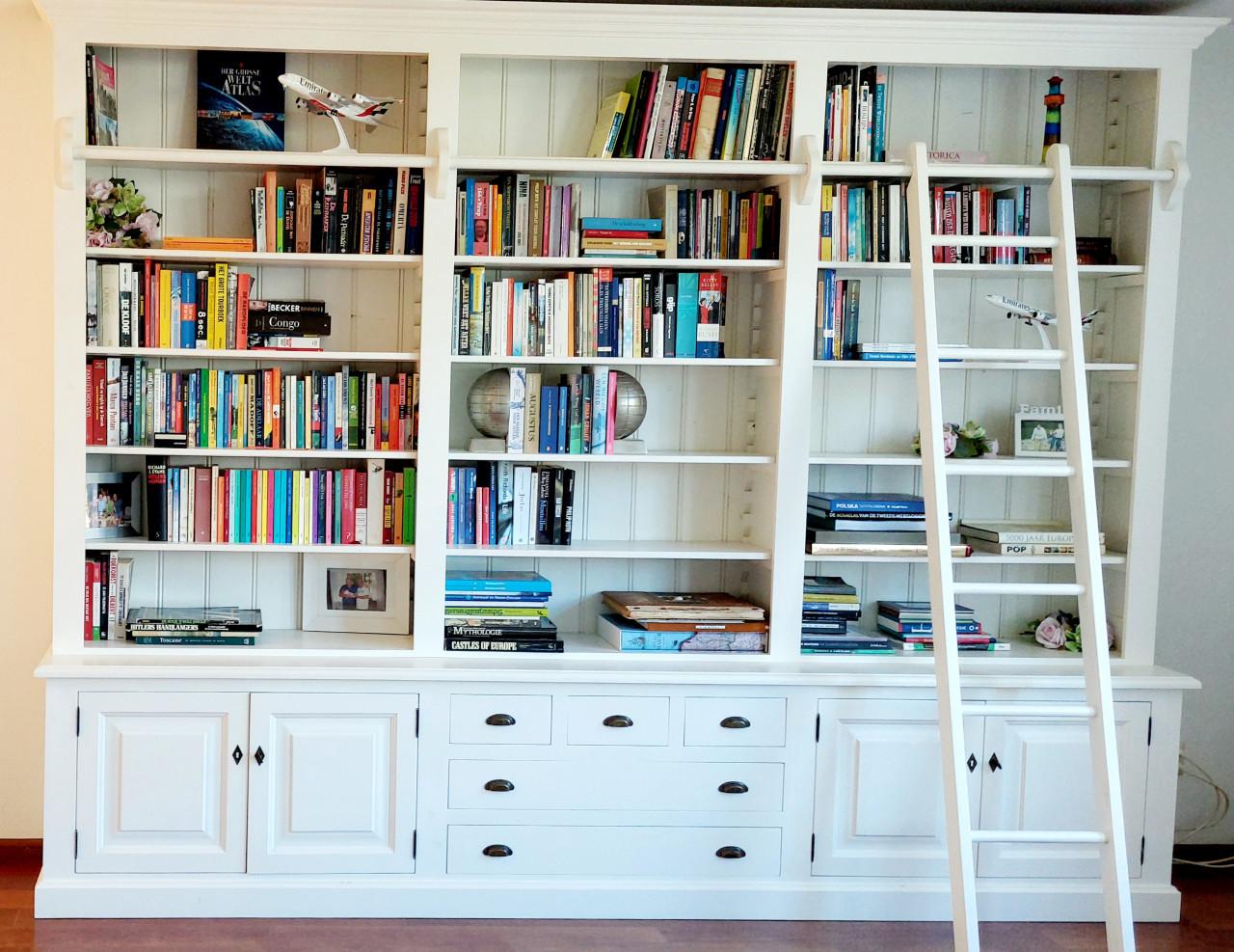 Grote landelijke stijl boekenkast met ladder