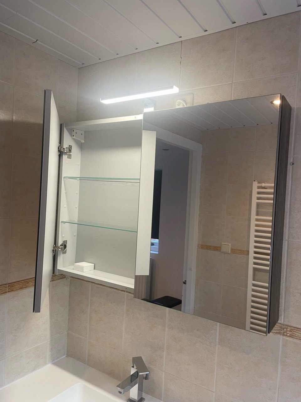 Wastafel meubel + spiegelkast en kraan
