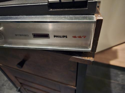 Jaren 60 draagbare Philips 447 Platenspeler met Speakers