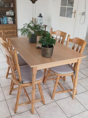Tafel met 4 stoelen