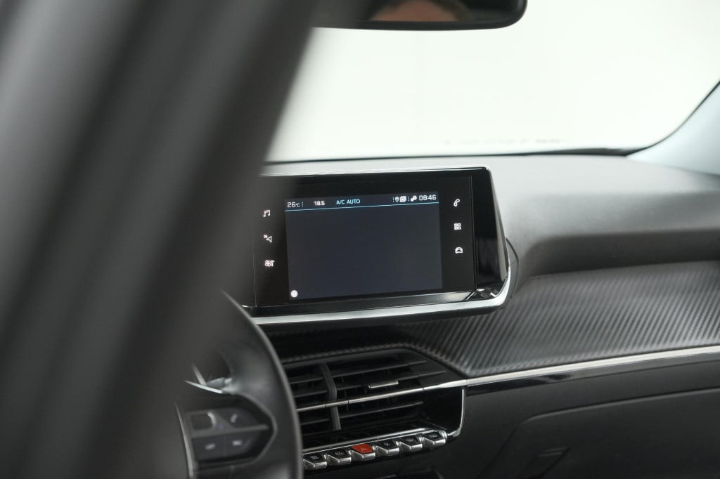 Peugeot 2008 puretech 130 eat8 allure | parkeersensoren | navigatie | apple