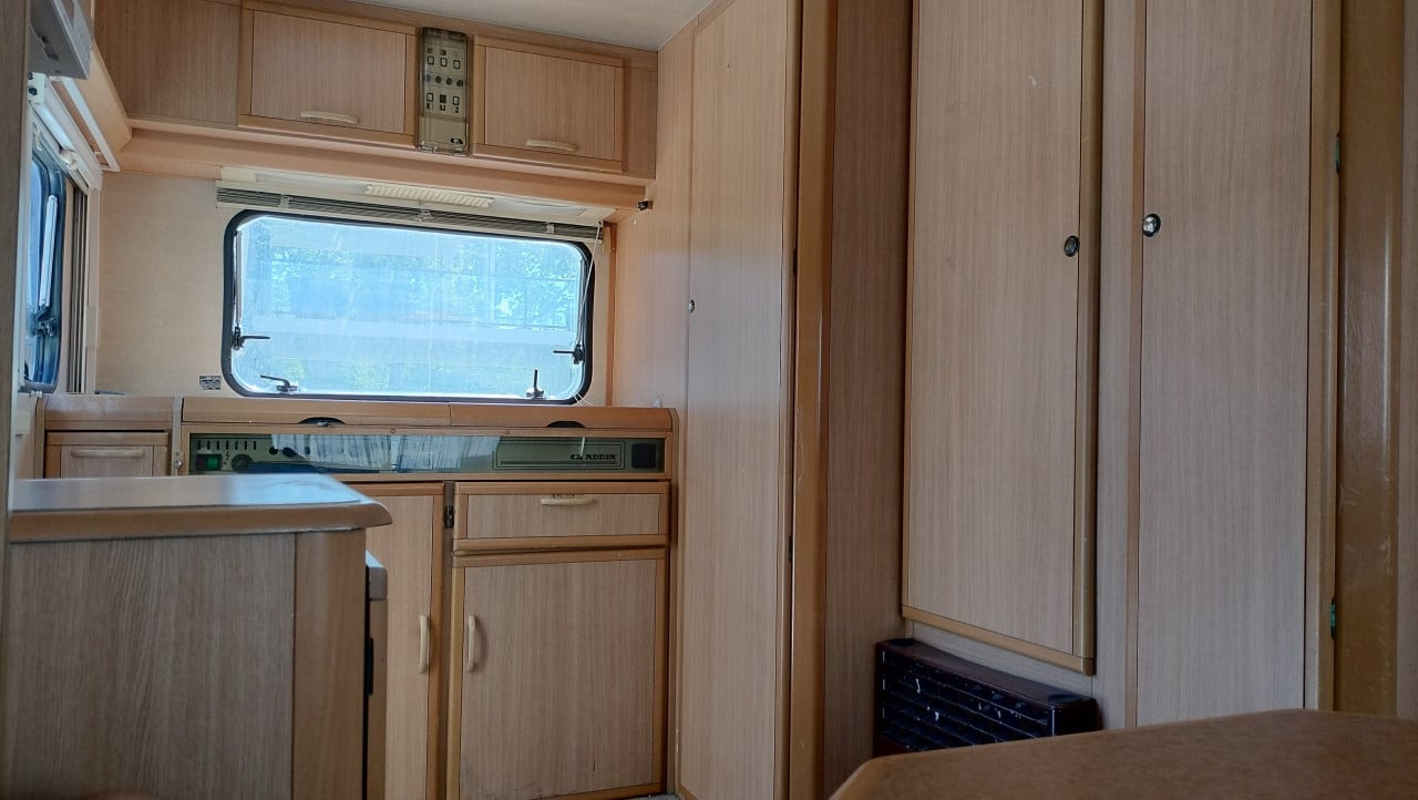 Adria caravan met voortent