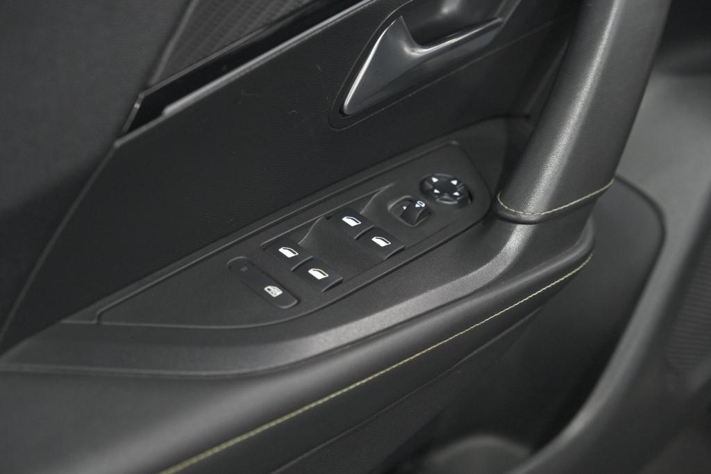 Peugeot 2008 puretech 130 gt-line | camera | adaptieve cruise control | all