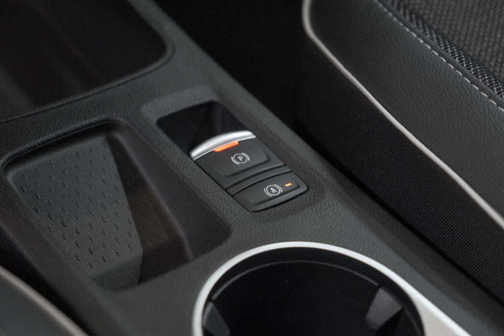 Renault Captur tce 130 edc limited | trekhaak | adaptieve cruise control | 