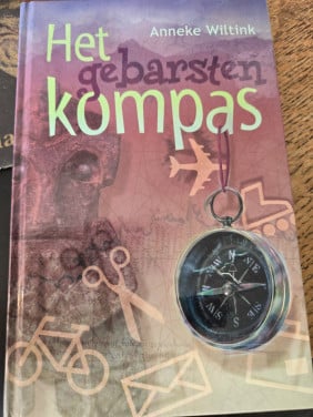 Boek : Het gebarsten kompas ; Anneke Wiltink Zgan, gesigneerd.