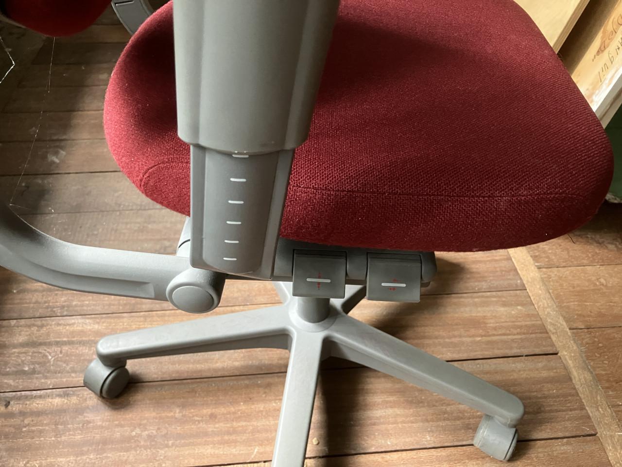 Twee bureaustoelen bordeauxrood