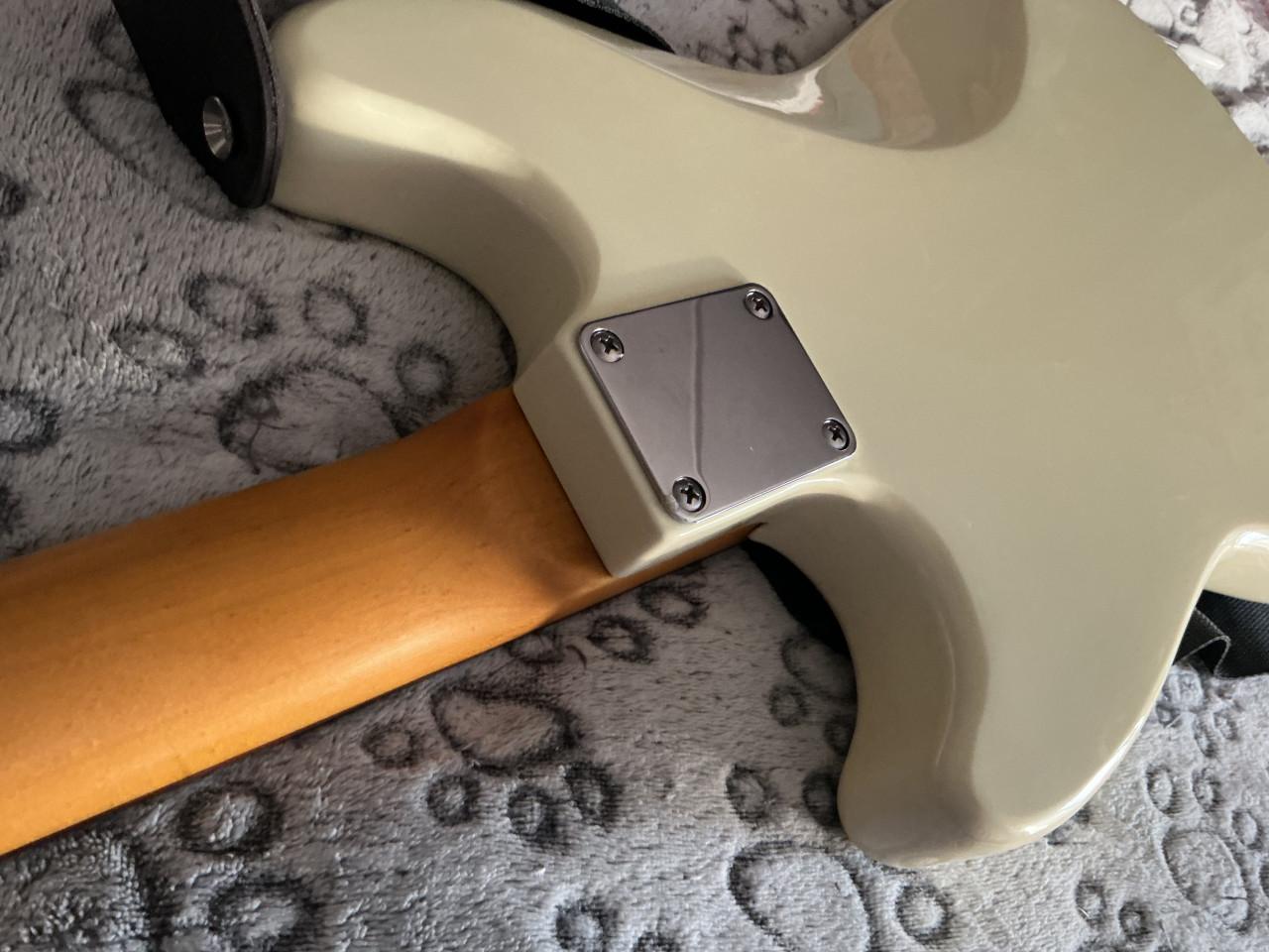 Mustang gitaar HB Artic white pearl  58 cm.Mensuur