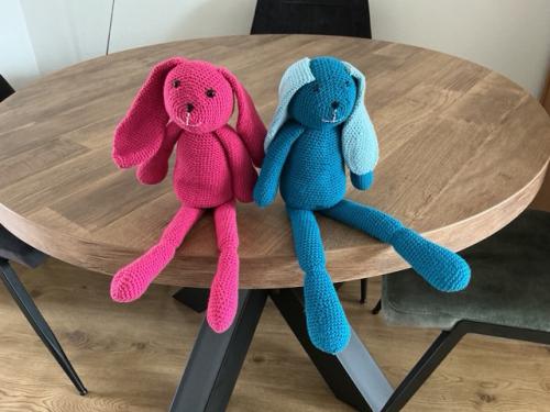 Nieuw: GEHAAKTE Knuffel konijnen - 1x roze + 1x blauw