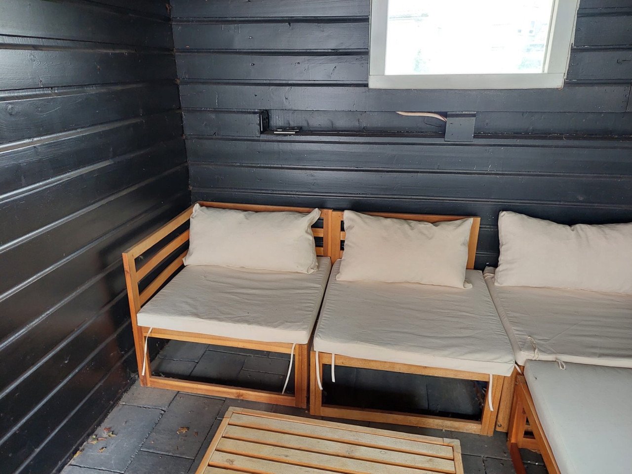 Houten loungeset / tuinset met witte kussens