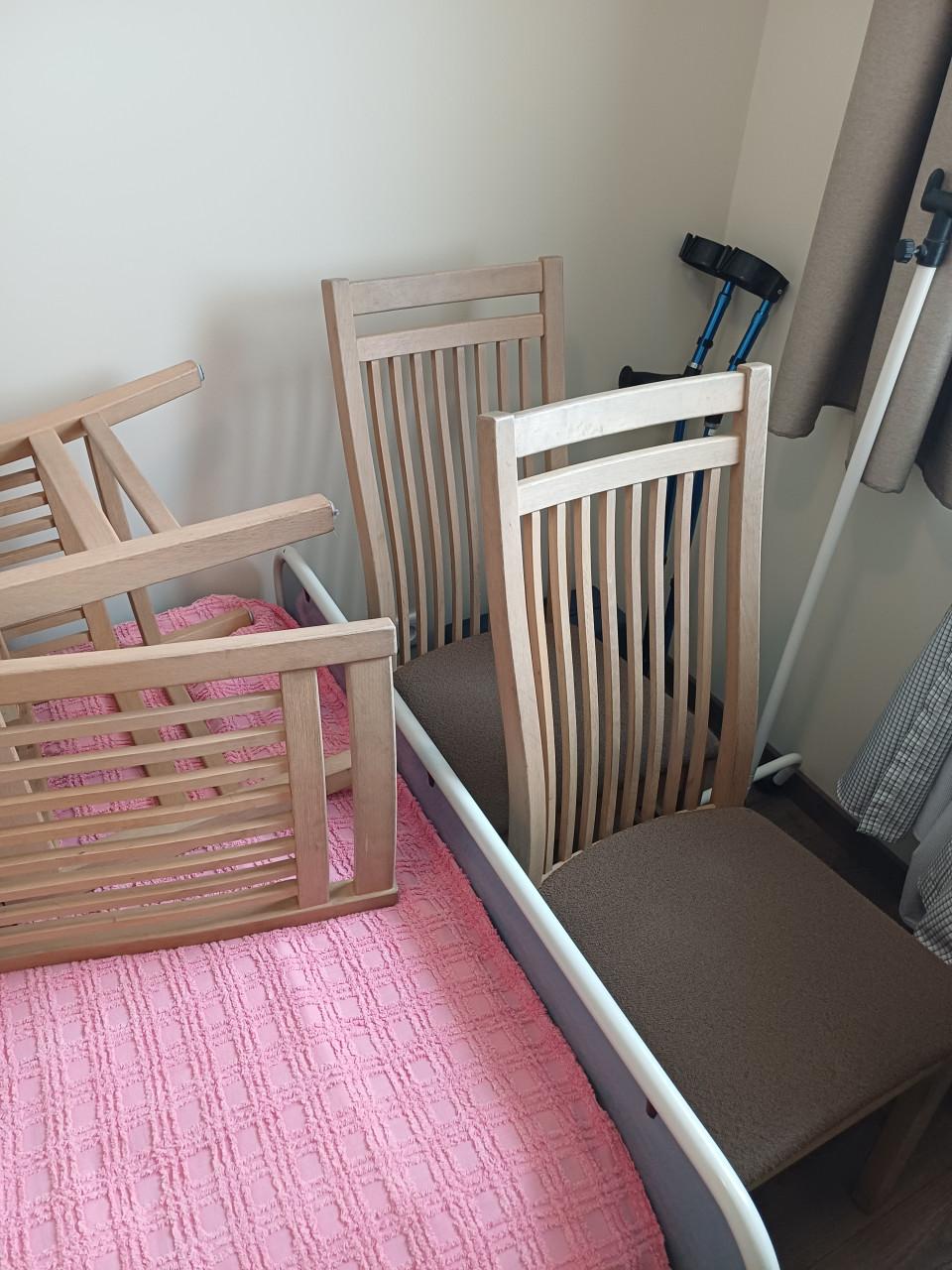 4 nette stoelen te koop