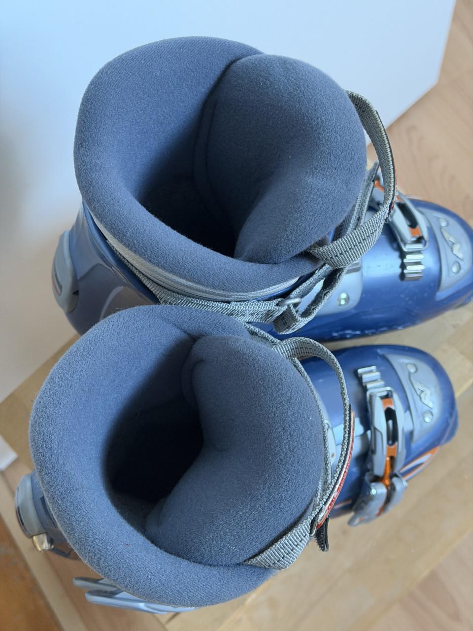Nordica skischoenen blauw maat 255= maat 39/40
