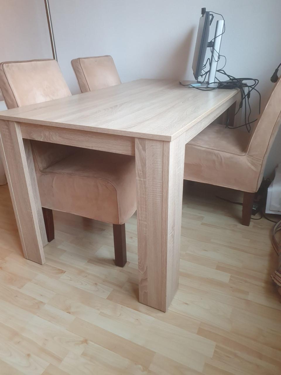 Lichtbruine tafel, 139 x 80cm met 4 stoelen