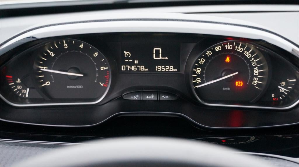 Peugeot 208 1.2 puretech signature rijklaar incl garantie