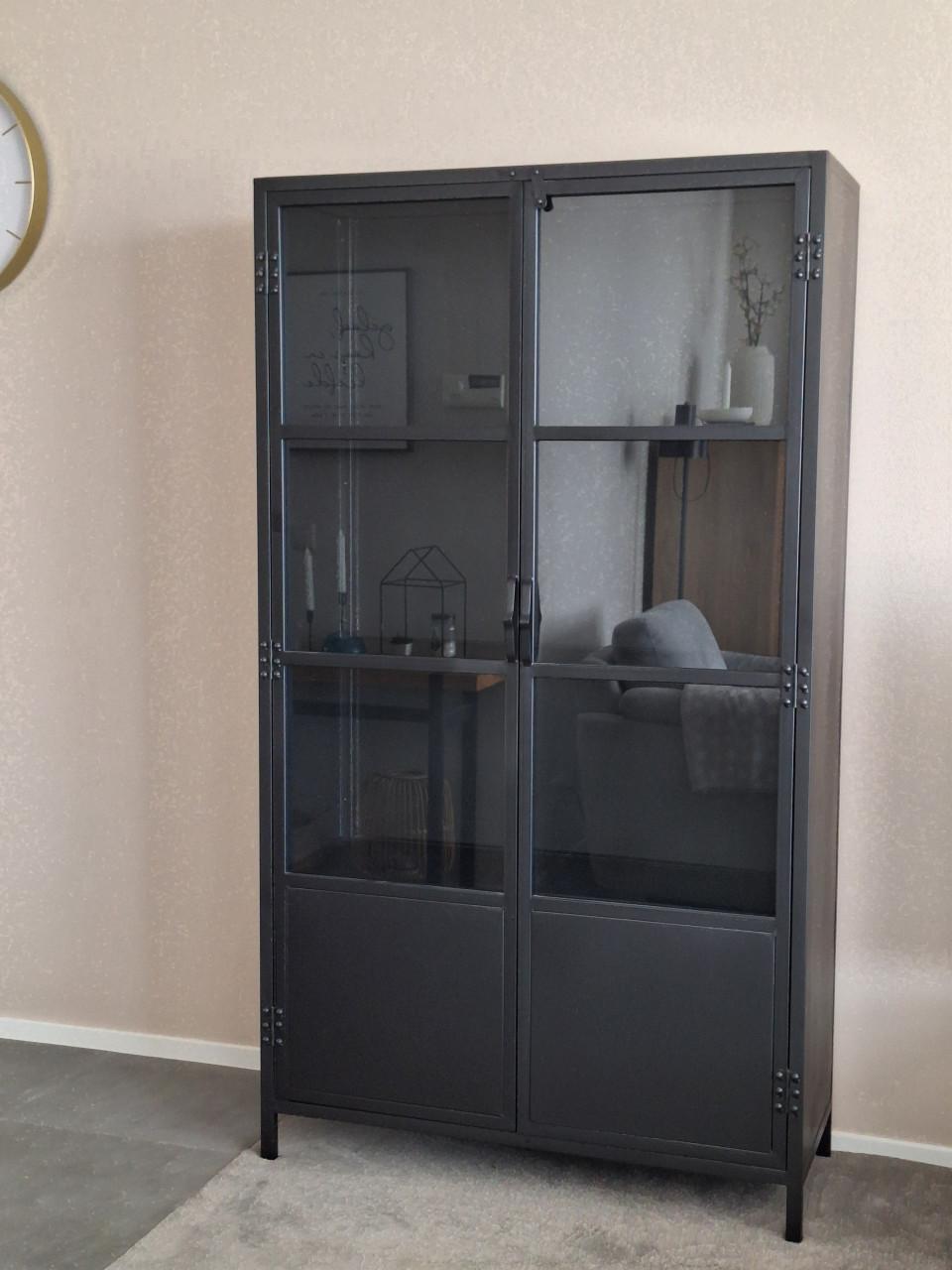 Metalen vitrinekast zwart