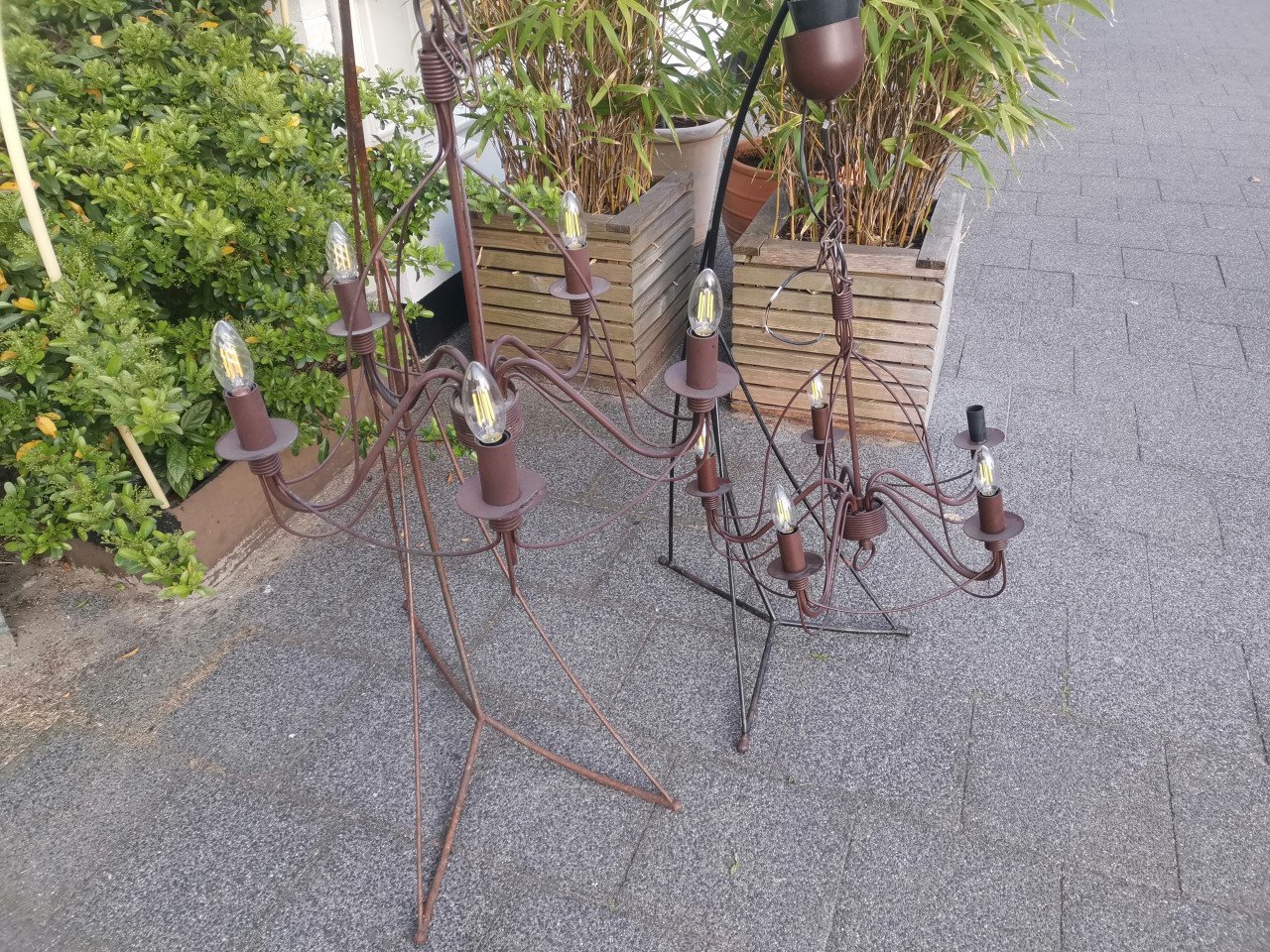 Twee brocante plafond kroon lampen