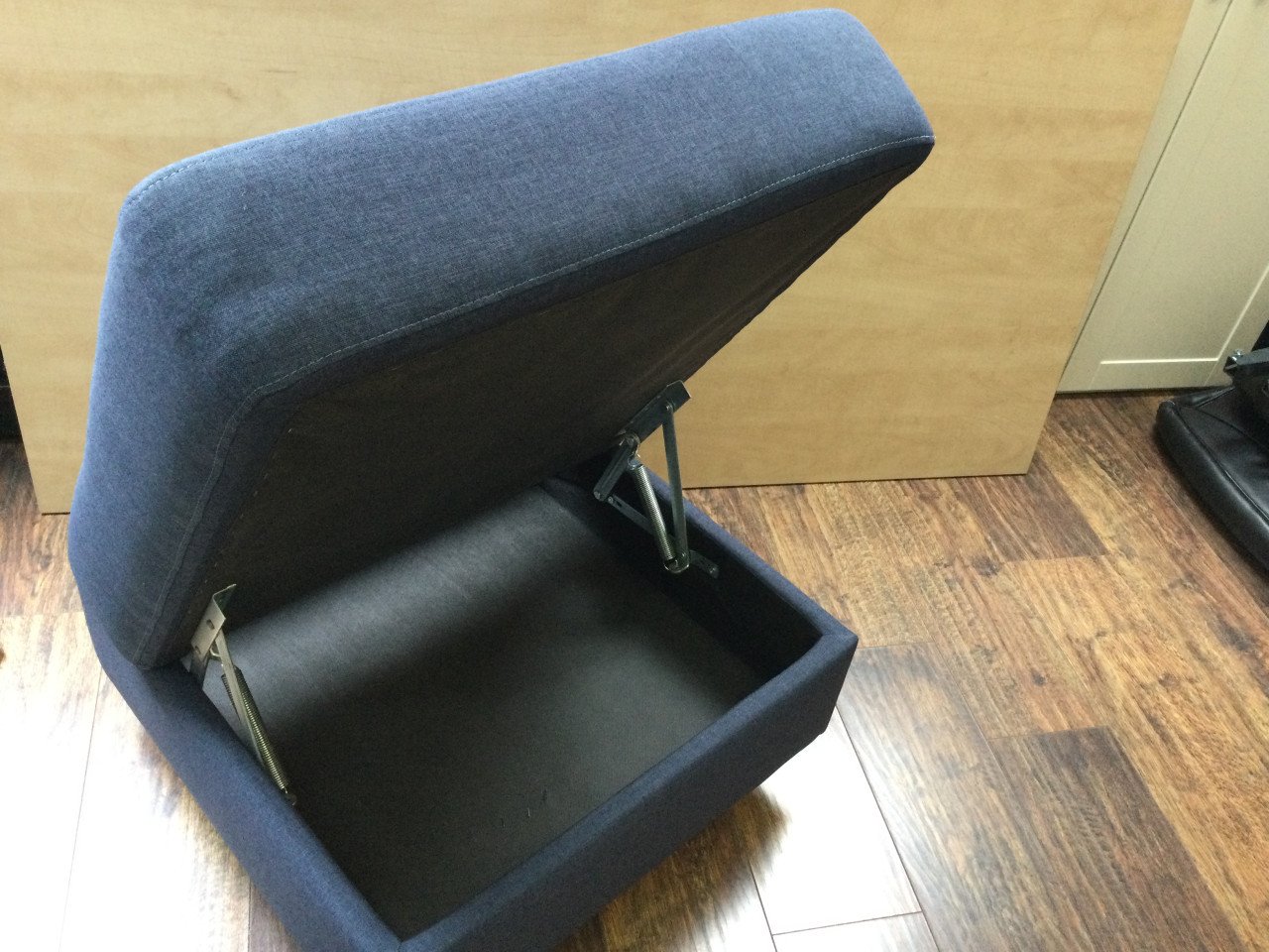 Mooie jeansblauwe hocker met opbergruimte