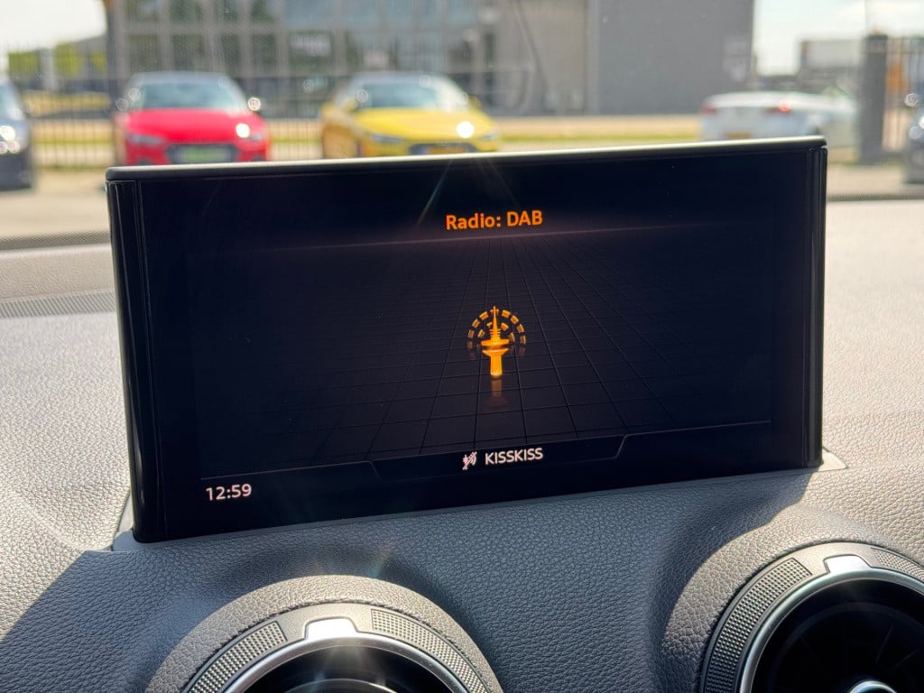 Audi Q2 35 tfsi advanced * led * camera * stoelverwarming * adaptieve cruis