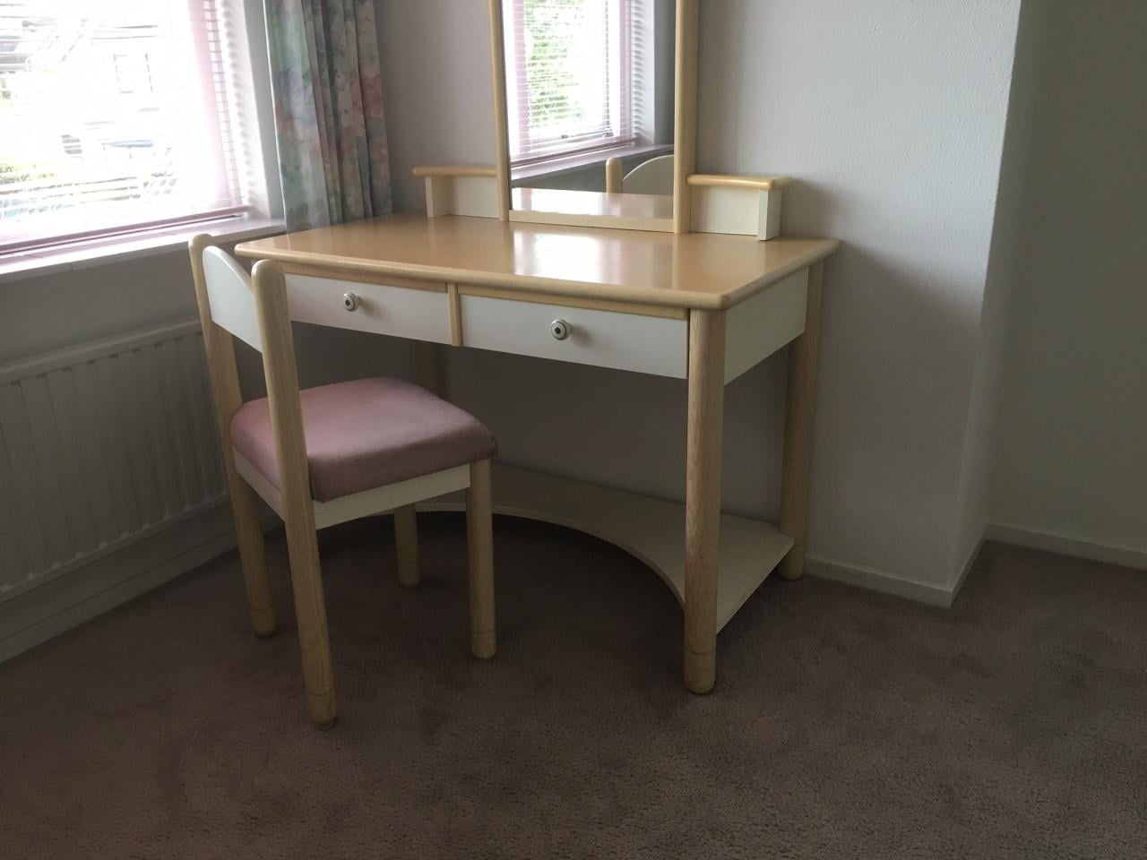 Mooi slaapkamer ameublement, éénpersoons, voor dame of meisje