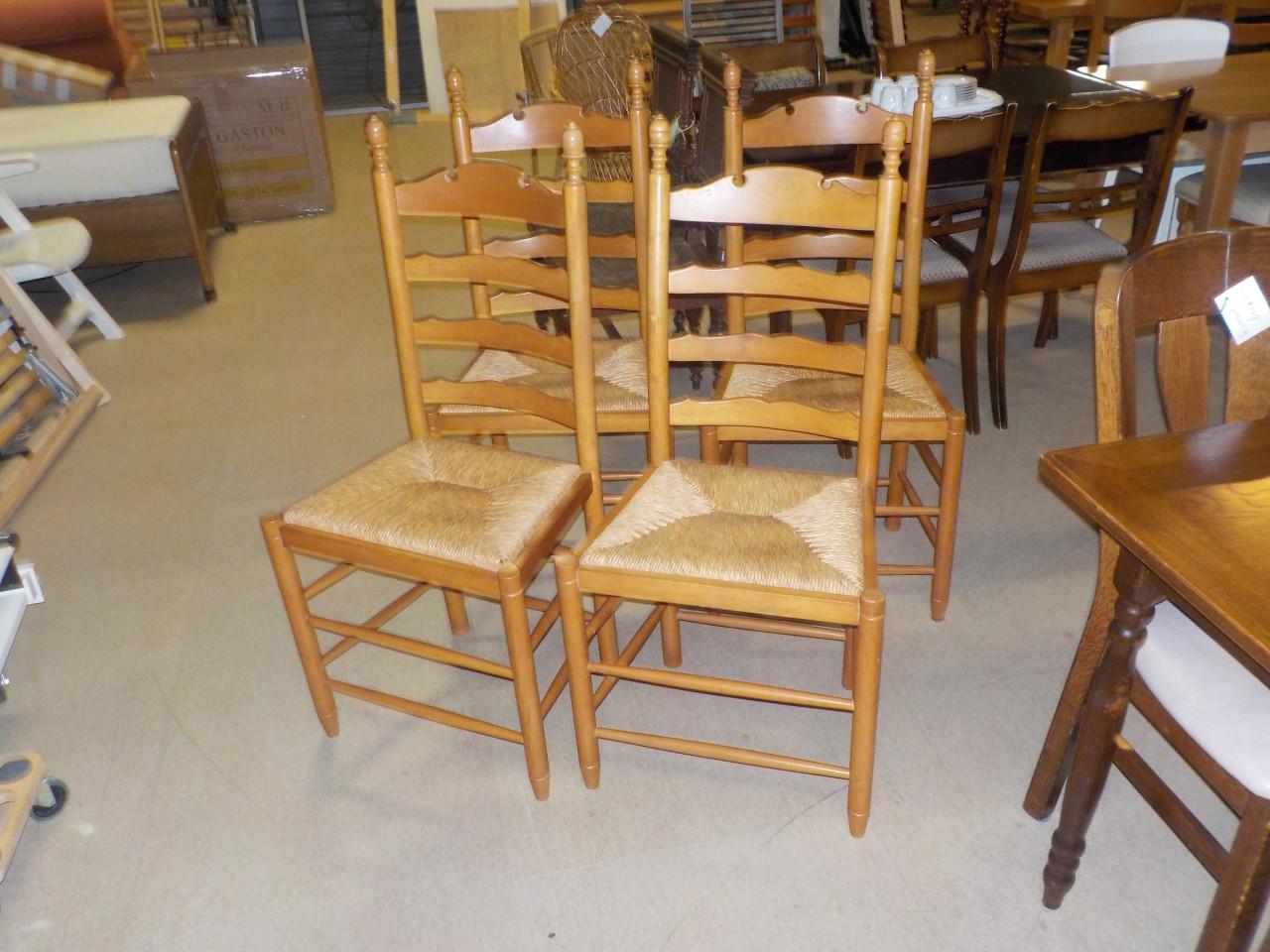 4 stoelen in zeer goede staat met rieten zitting setprijs 50 euro