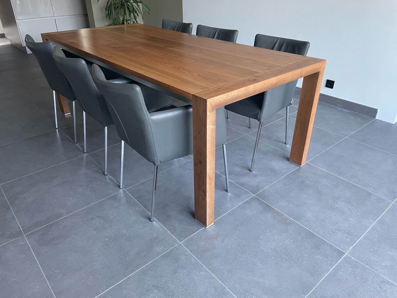 Eetkamertafel Oasis notenlak met 6 leren stoelen Topform