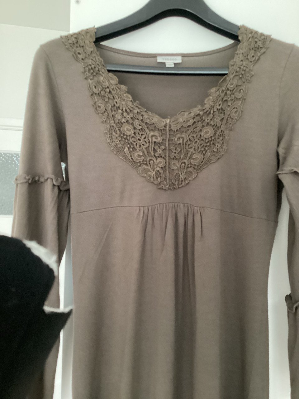 Apart jurkje maat l met leuke mouwen en mooie bloem op voorkant khaki kleur