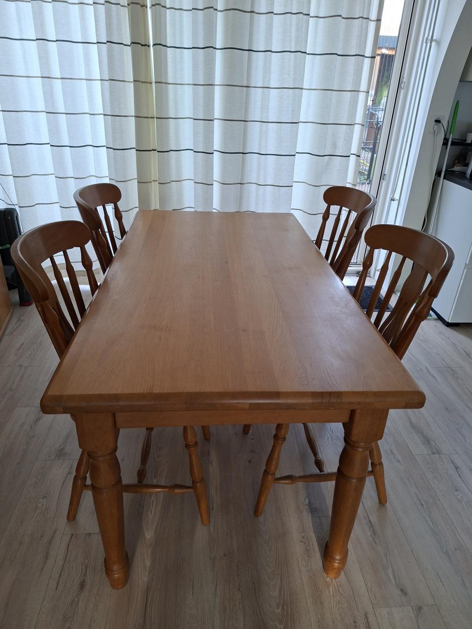 Eettafel met stoelen