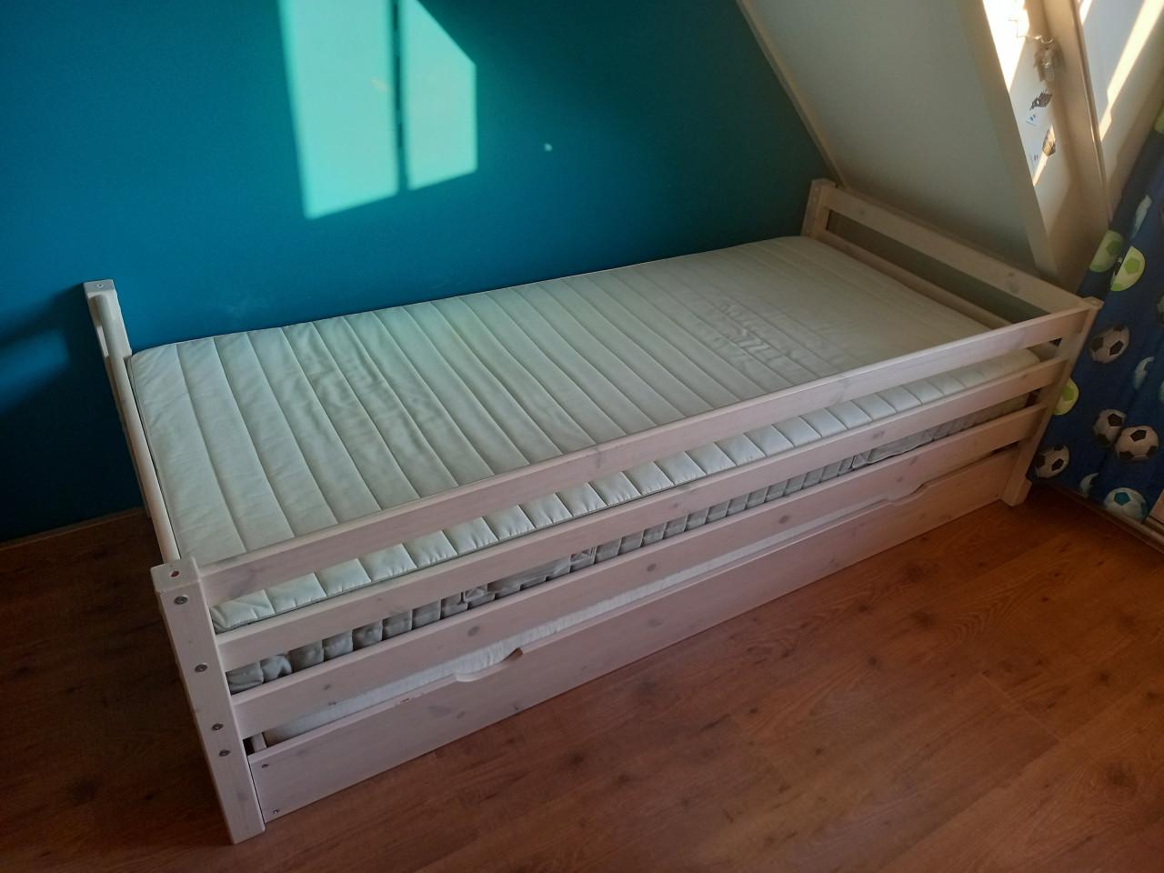 Eenpersoonsbed met uitschuifbaar 2e bed (excl. matrassen)