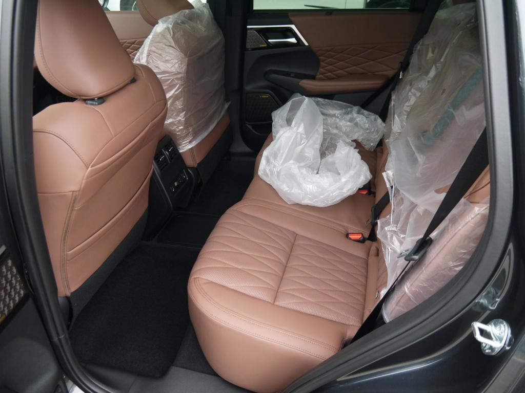 Mitsubishi Outlander 2.4 phev intense+