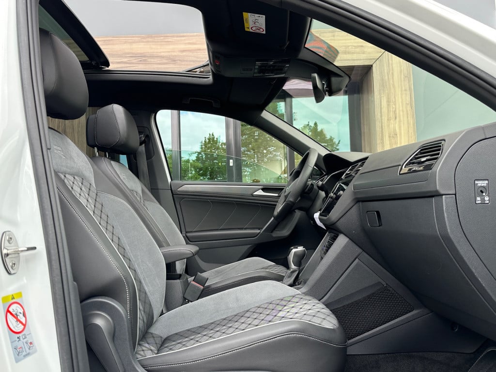 Volkswagen Tiguan 1.5 tsi 150pk dsg r-line blackstyle | panoramadak | trekh