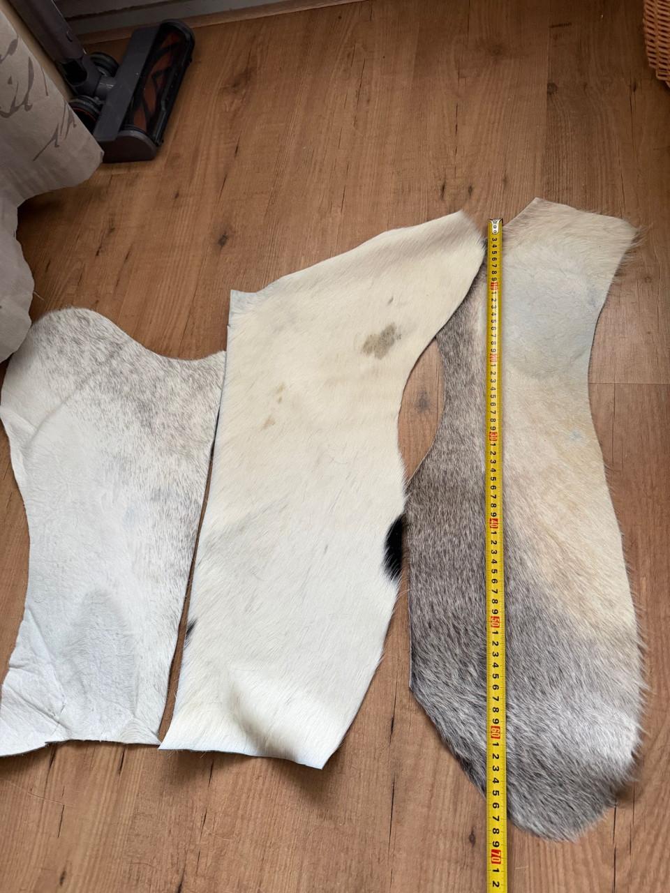 Doos vol met lapjes koeienhuid