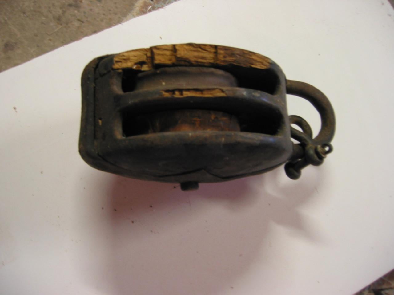 Scheepsblok met gesmeed buitenbeslag