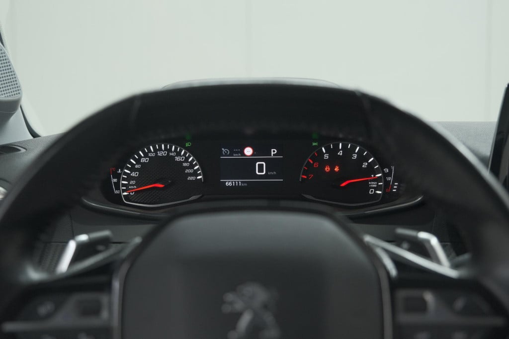 Peugeot 208 puretech 100 eat8 active | trekhaak | parkeersensoren | navigat