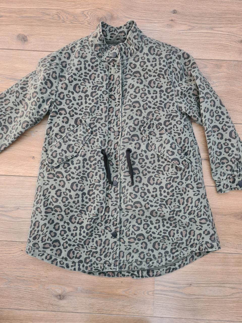 Stoere Zara parka met trendy panterprint in maat 128.