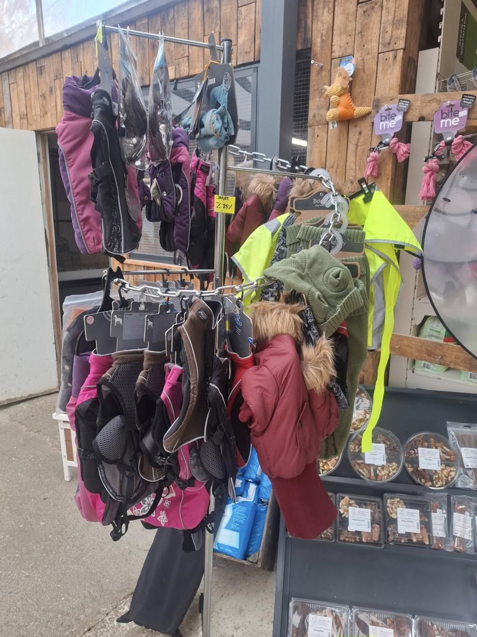 50% korting op alle hondenriemen, halsbanden, tuigjes, jasjes